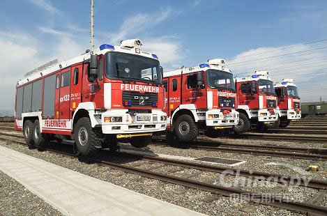 路轨两用消防车比一般消防车要大一些