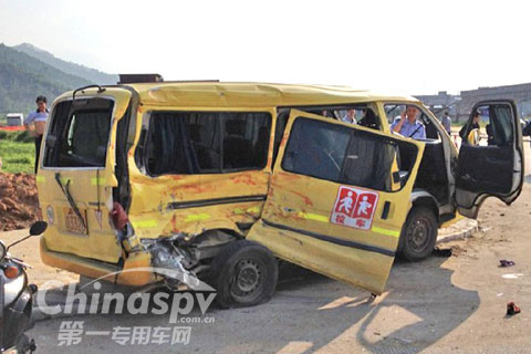 广东阳春一辆幼儿园校车与货车相撞 2死15伤
