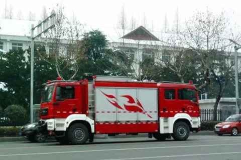 南京街头惊现双头消防车
