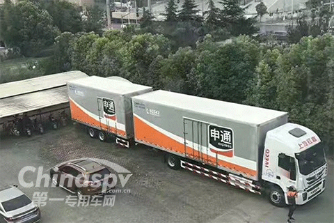 全国第一辆中置轴货运列车上路