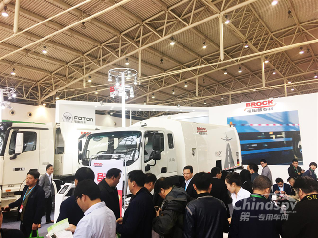 参会代表们聚集在福田普罗科展台前