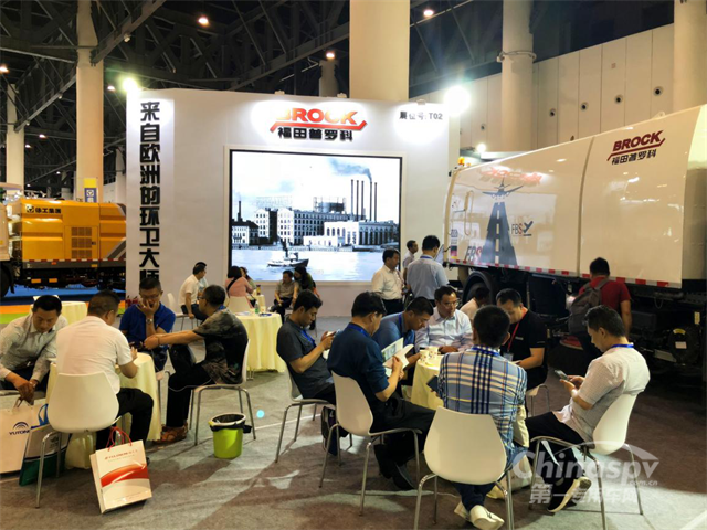 众多参会代表在福田普罗科展台沟通洽谈