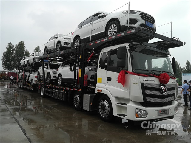 新宏昌重工与福田戴姆勒共同发布的新欧曼etx中置轴轿运车