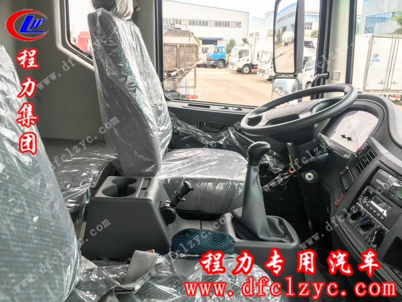 湖北程力东风D9喷雾车驾驶室一景
