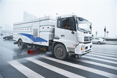 新型马路清扫车武汉投入使用