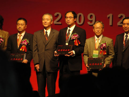 Davy Ou (中)，格兰海芬中国区总经理，领取广汽本田优秀供应商奖