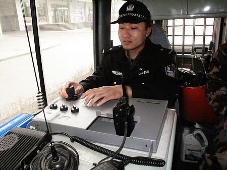 银川110出警车装配“天眼”为袭警取证