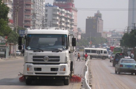 “四合一”的新型洗扫车