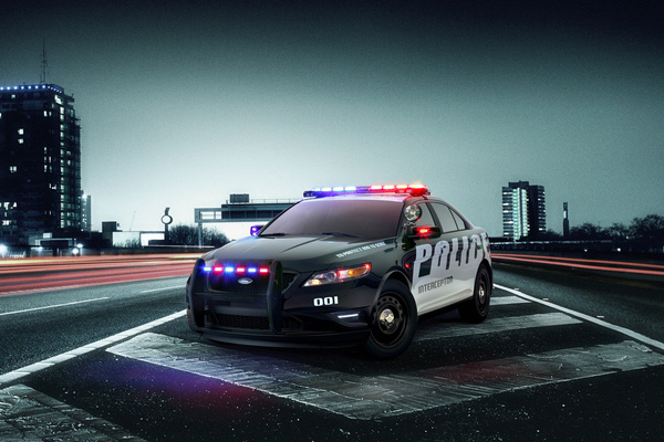 interceptor警用车,采用了美国警车特有的黑白图装,车身上的police