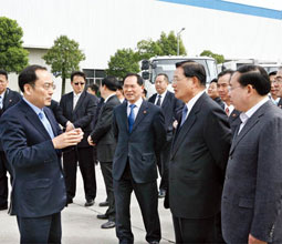 台湾海基会董事长江丙坤率团参观中联重科