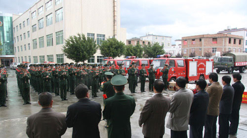 驻地政府为武警大理州森林支队赠送消防车及灭火装备