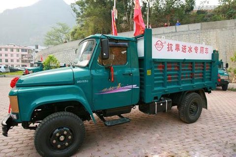 东兰县购置送水专用车为受旱村民免费送水