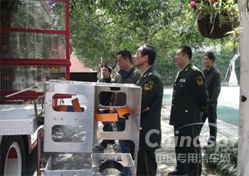 重庆消防总队长傅纪成少将等领导仔细观看抢险救援车