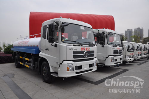 东风汽车向旱区捐赠10辆运水车