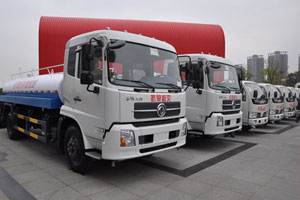 东风汽车向旱区捐赠10辆运水车