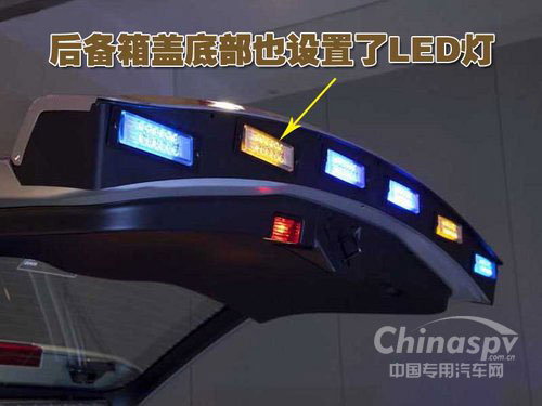 后备箱盖底部也设置了LED灯