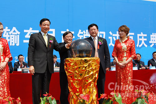扬州柳工举行月产销双过百庆典