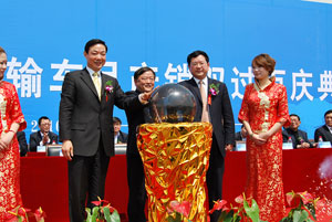 扬州柳工举行月产销双过百庆典