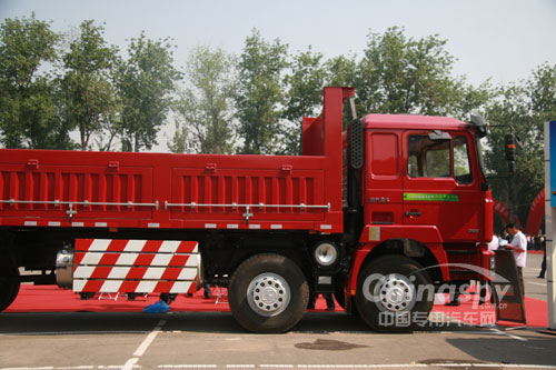 陕汽德龙3000 8X4LNG自卸车