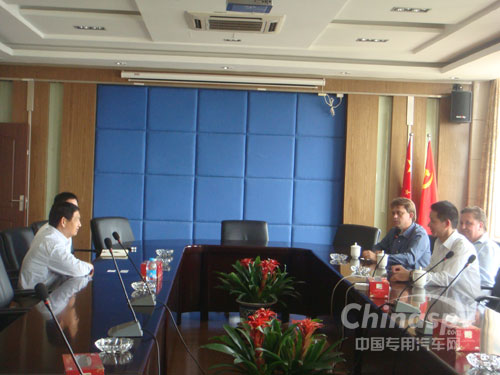 三位来自巴西的客商代表到华菱公司马鞍山基地进行深入的考察