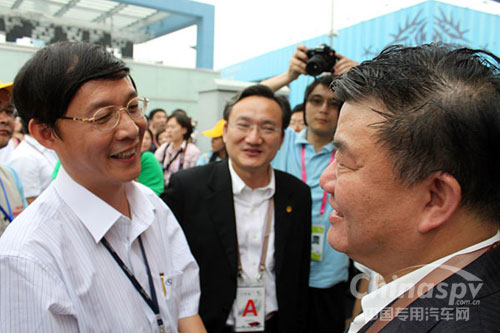 陈竺部长(右)与大金龙常务副总经理陈志强(左)亲切交谈并盛赞大金龙投身公益义举