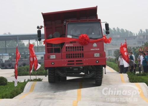重汽豪威矿车行驶在这样的道路上