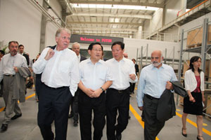 万钢及欧盟和欧洲12国驻华大使考察福田新能源汽车
