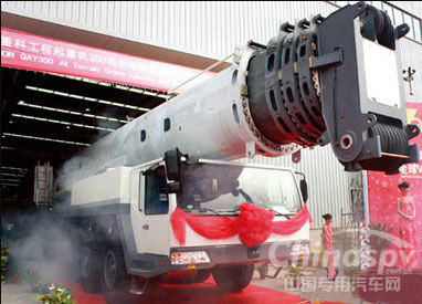 中联重科350吨全地面起重机在上海交车