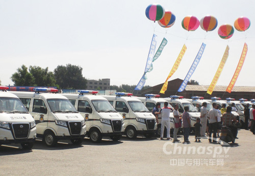 整齐待发的吉奥警车