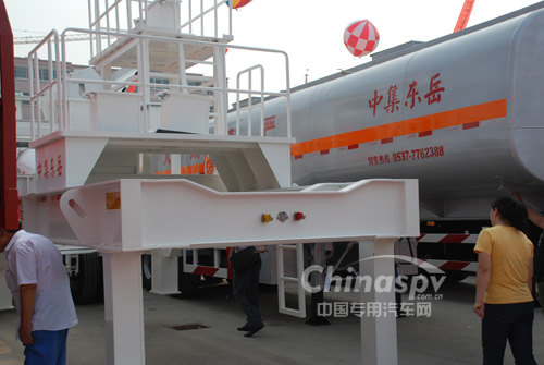 中集东岳移动破碎站运输车