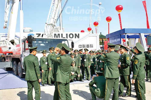 消防官兵在中联重科展台前合影