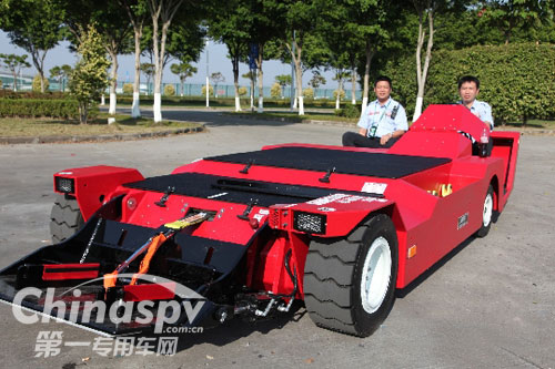 广州白云机场引进新牵引车