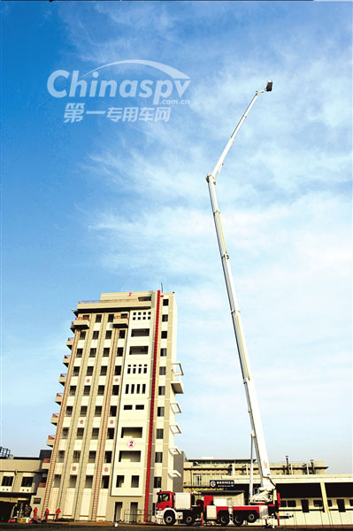 北京消防部门配备顶级消防车应对高层建筑火灾