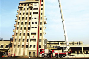 45部世界顶级水平消防车应对北京高层建筑火灾