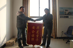 品质过硬   华菱重卡让驾驶员躲过一劫