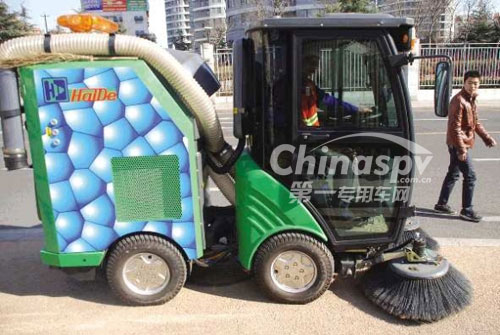 青岛街头的迷你垃圾车