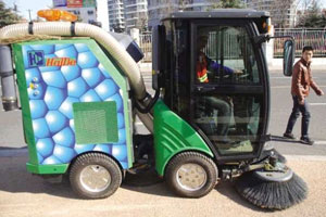 “迷你垃圾车”青岛街头作业 吸引市民目光