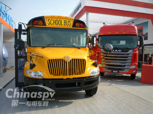 纳威司达超高安全级别校车