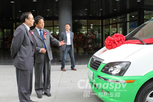 清华大学副校长谢维和观看东风天翼纯电动物流车