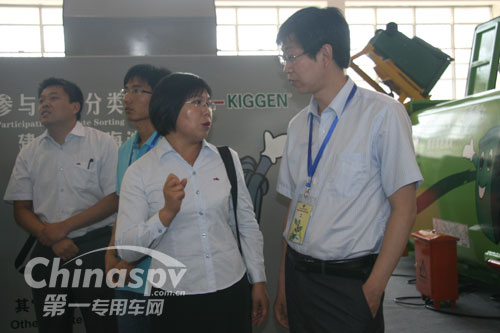 海沃机械(扬州)有限公司销售市场管理部部长华广美给客户介绍产品，用户对这套移动箱自动收集系统非常感兴趣。