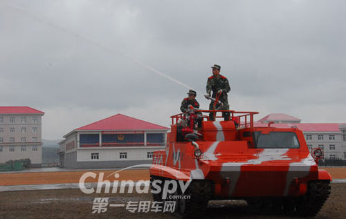 我国自主研发的多功能履带式森林消防车