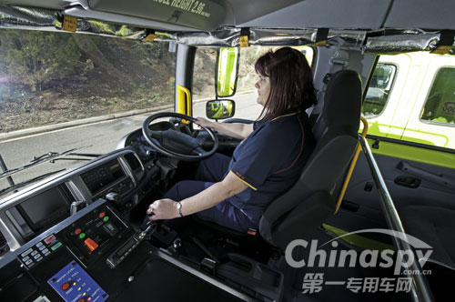 装配了艾里逊2500系列6速全自动变速箱的日野500系列消防车