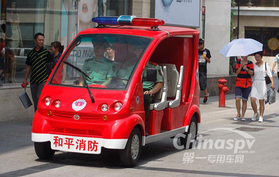 天津首辆“迷你消防车”在金街开始试运行