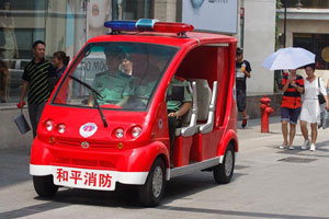 天津首辆“迷你消防车”金街试运行