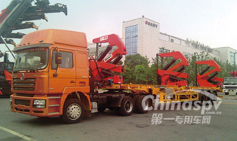 国内首台随车起重运输车