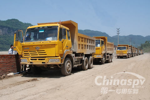 方总工地的自卸车