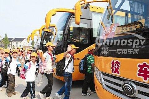 三十余代表委员挂心孩子安全 校车应由政府统一采购配送