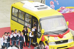 60秒内自动灭火 首辆“成都造”校车投用