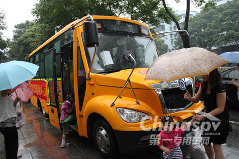 大雨倾盆中小朋友和家长试乘申龙长头校车热情不减