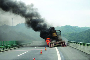 半挂车“发火”烧毁“乘客”起重机